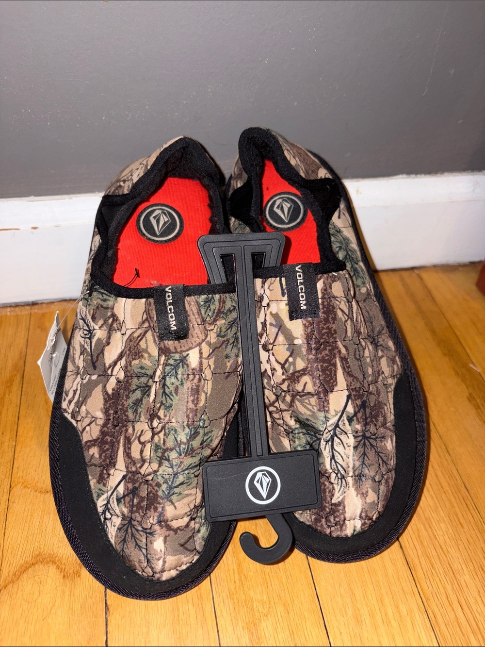 Volcom Camouflage Slip-On Slippers (recliner slipper) with Red Insole